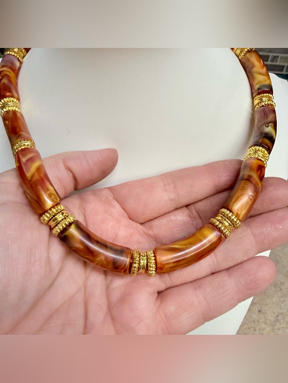 Swirled amber tone resin beaded necklace - Picture 2 of 3